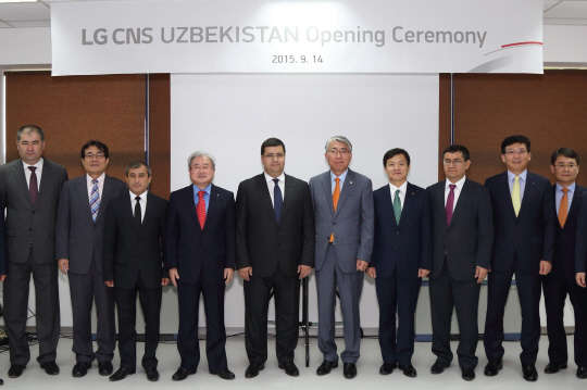 지난 14일 우즈베키스탄 타슈켄트의 국제비즈니스센터에 있는 'LG CNS 우즈벡' 사무실에서 개최된 출범식에서 LG CNS와 우즈베키스탄 정보통신기술부 주요 인사들이 합작법인의 성공을 다짐하고 있다. (왼쪽부터)김남석 우즈베키스탄 정보통신기술개발부 차관, 유니콘 키슬라트 카사노프 사장, 김대훈 LG CNS 사장, 후르시드 미르자히도프 우즈베키스탄 정보통신기술개발부 장관, 이욱헌 우즈베키스탄 대사, 최종구 LG CNS 우즈벡 법인장.  LG CNS 제공